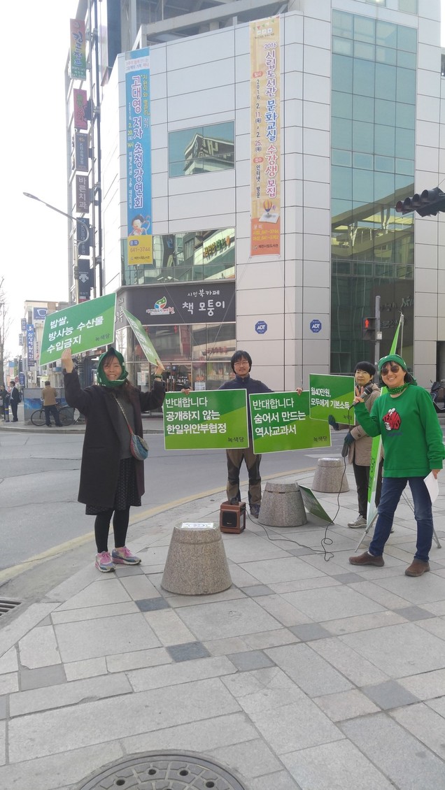 160316_정당연설회(제천시민회관앞)_지나가는시민(1)_수정본.jpg